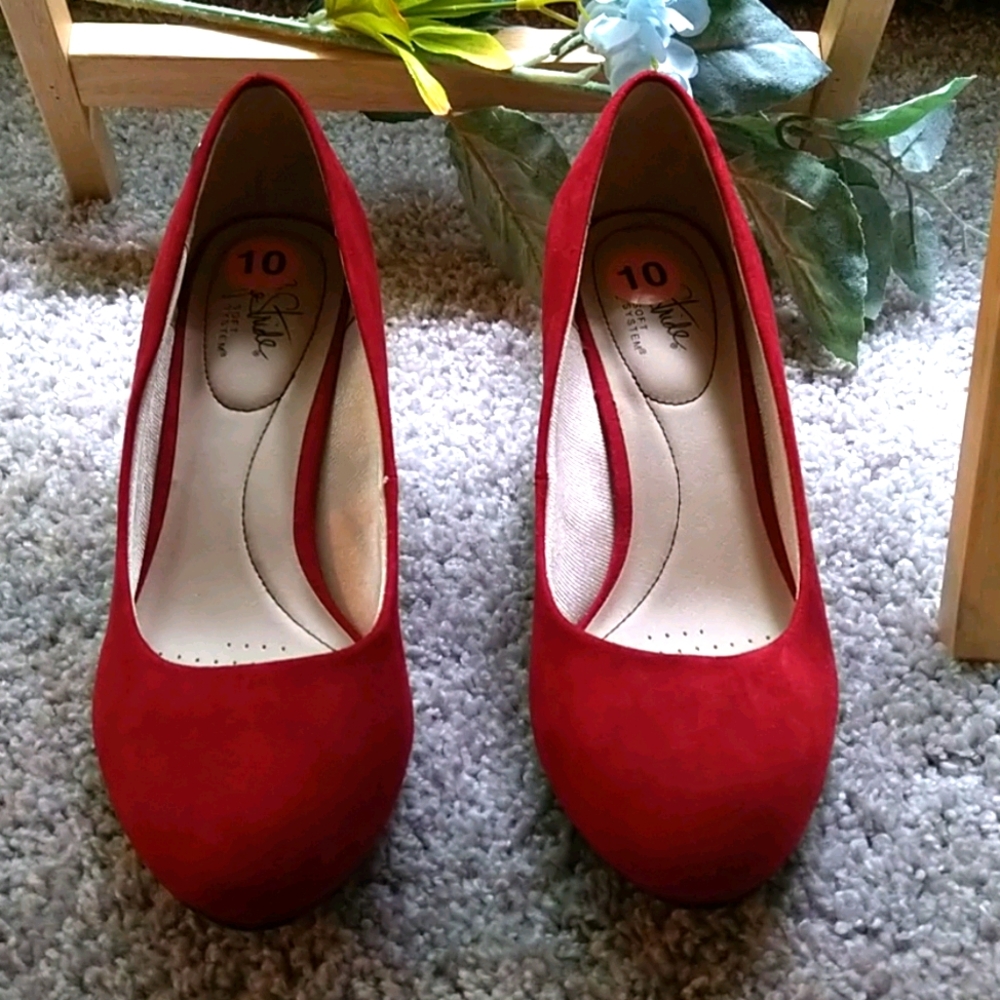 Lifestride red high heeled shoe